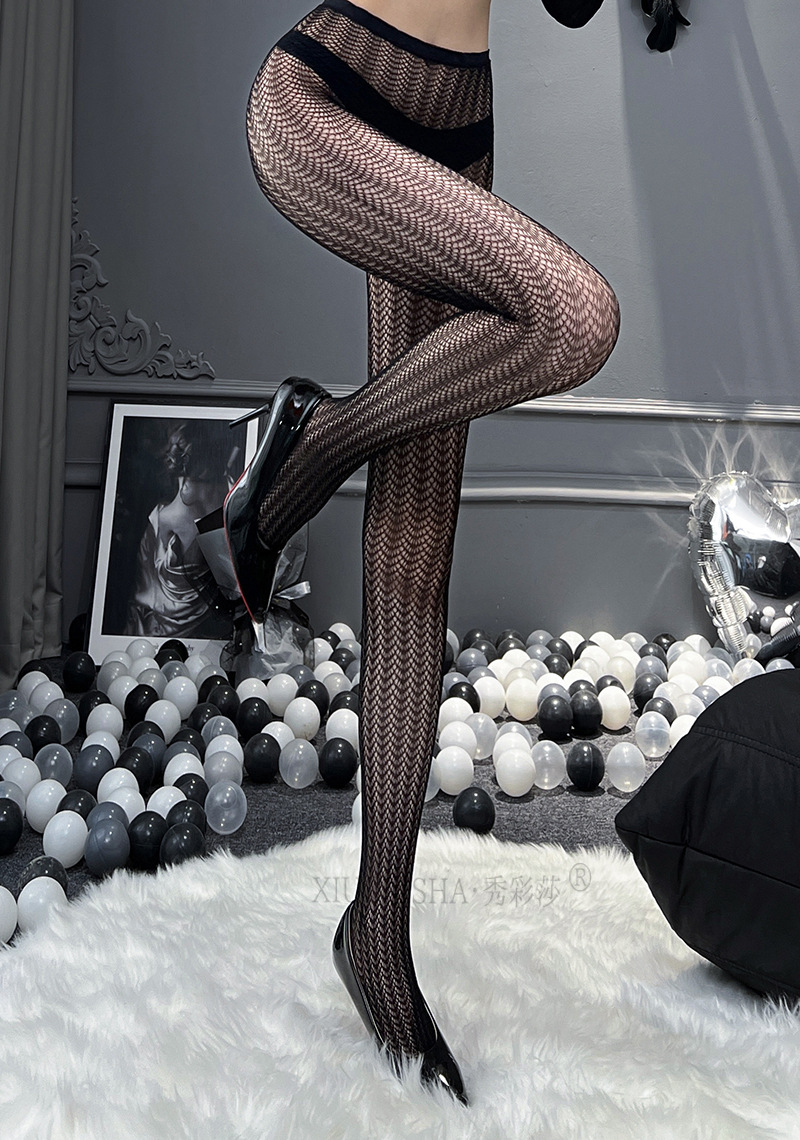 Large Size Jacquard Fishnet Stockings, Tear-Resistant Cut-Out Design, Black One Size — detail image 9