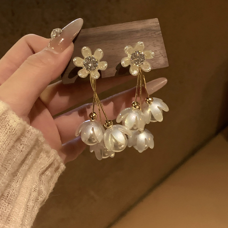 Acrylic elegant fashionable small universal earrings with zircon