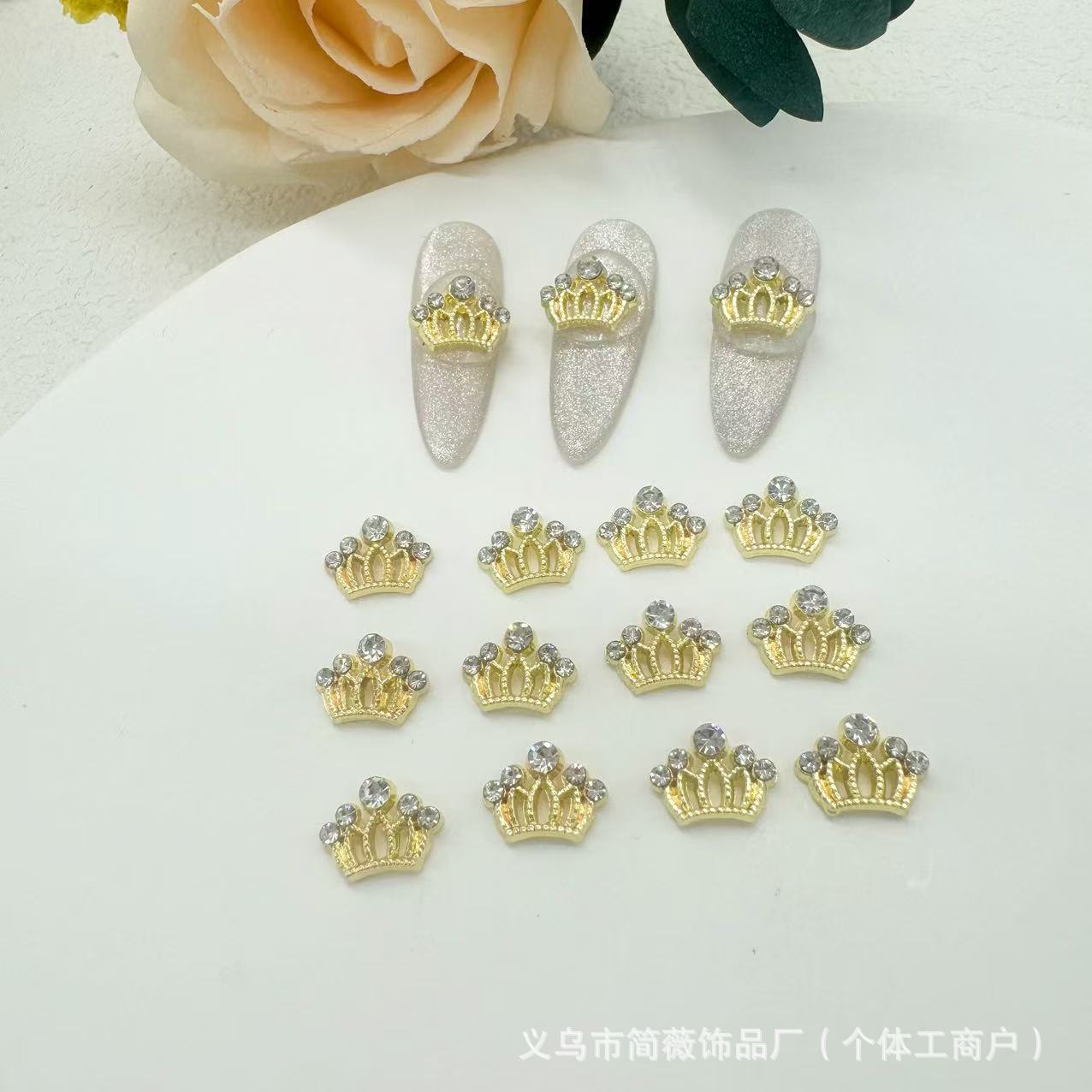 인기 판매 공주풍 크라운 네일아트 장식품, 다이아몬드가 박힌 합금 웨어러블 네일 액세서리, 도매 다용도 다이아몬드 장식품, 오로라 네일