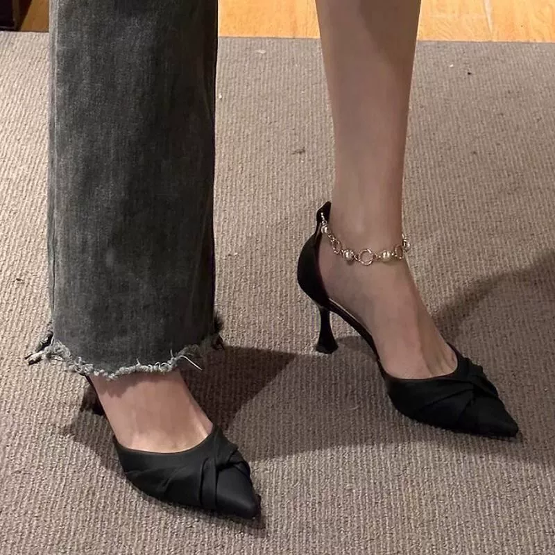 绿色伴侣 New black French high heels for women with niche design, pointed toe, pearl straps, single shoes, stiletto heels