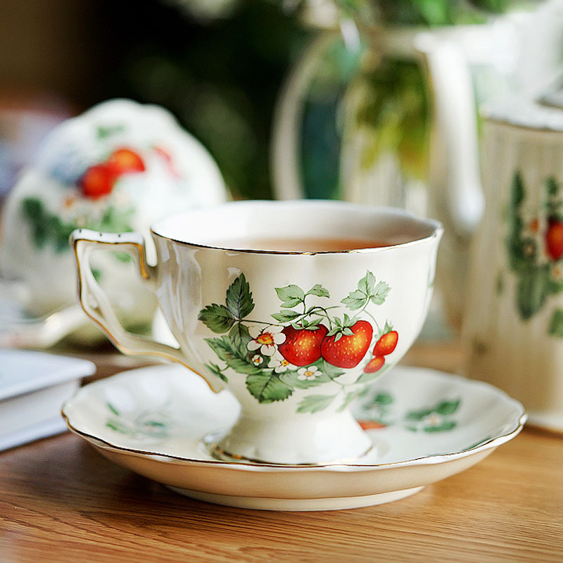 French Retro Wild Strawberry Ceramic Café Taza Platillo Tetera Juego de té de la tarde Estilo de palacio de estilo europeo Juego de té inglés
