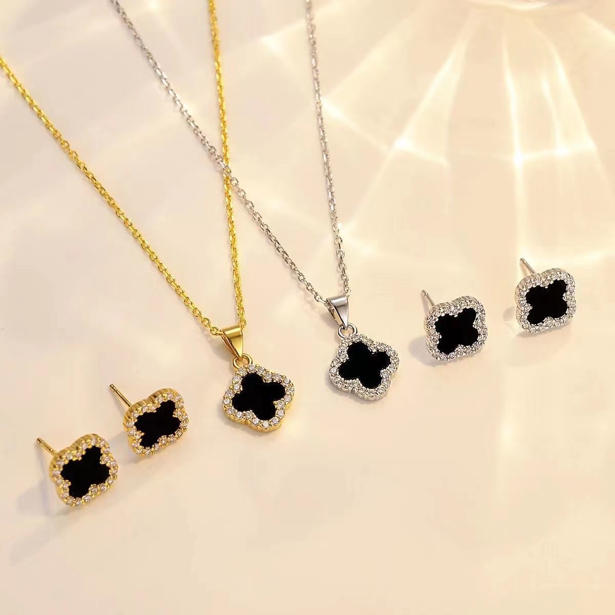 Four-leaf clover titanium steel necklace for women, a light luxury clavicle chain, simple and versatile pendant necklace, sweater chain, four-leaf clover set.