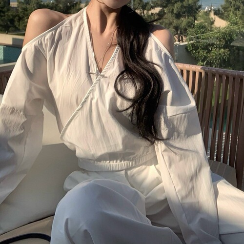 Designer-style spicy white cross-cropped long-sleeve shirt for women, summer fashion set with relaxed wide-leg pants, two-piece set