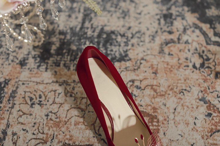 Hochzeitsschuhe Xiuhe Hochzeitskleid Zwei trägt Brautschuhe Frühling und Sommer Blume dünne Absätze rote spitze High Heels weiblich_voghion.com