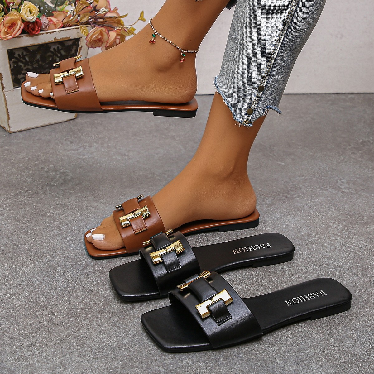 Chinelo feminino plus size de verão com fivela em formato de H, bico quadrado e uma tira. Estiloso, fácil de calçar e versátil._voghion.com