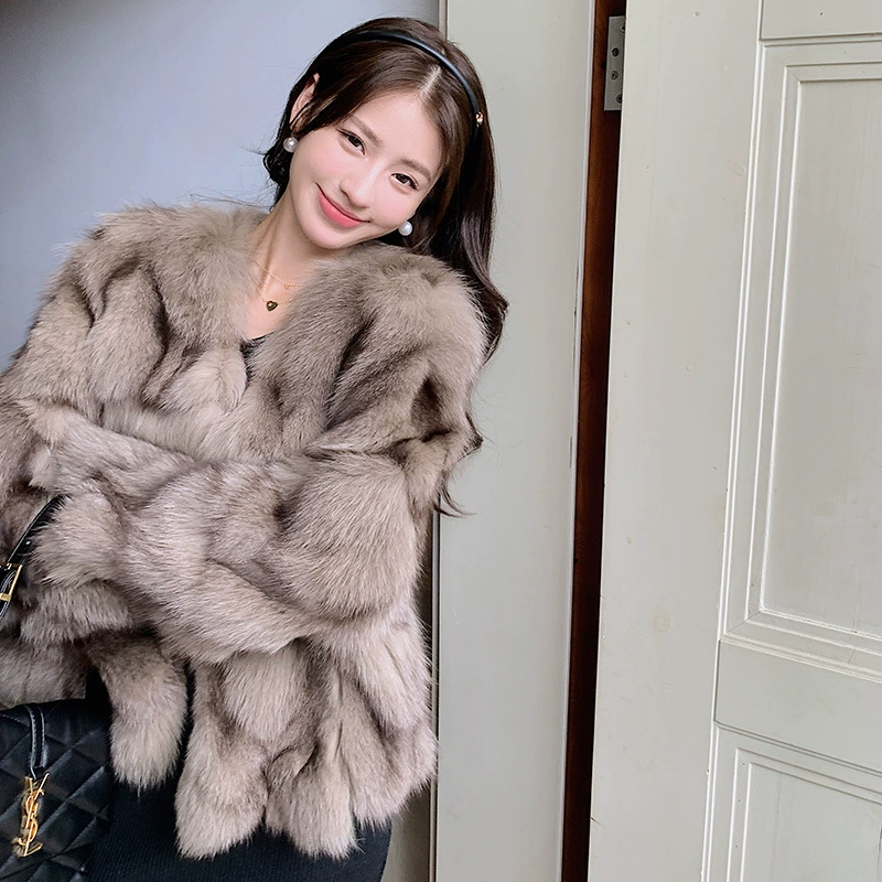 Женское короткое шуба из лисы, маленькая V-образная горловина, панельная кожаная отделка, длинные рукава, зима 2024