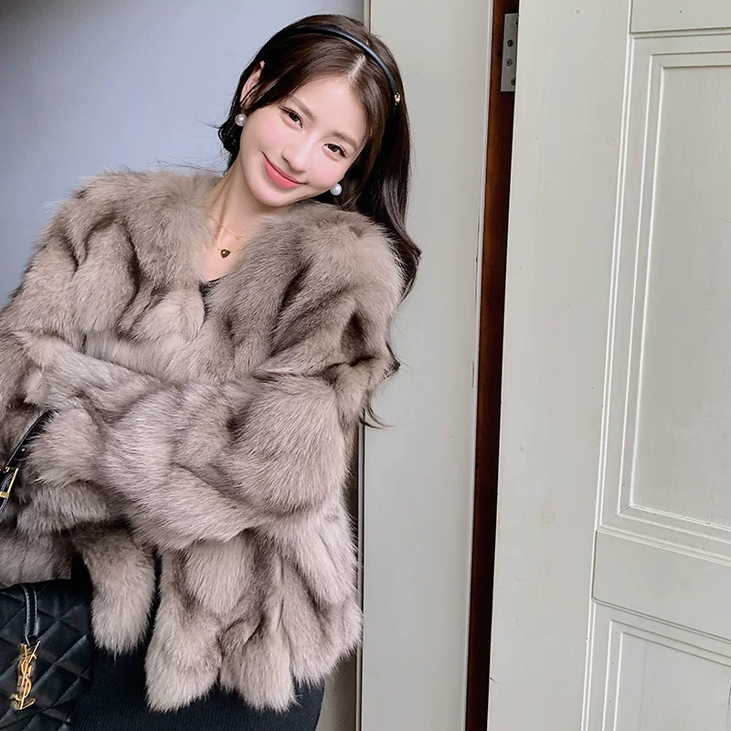Женское короткое шуба из лисы, маленькая V-образная горловина, панельная кожаная отделка, длинные рукава, зима 2024