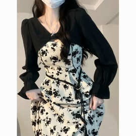 2025新款春装法式桔梗碎花连衣裙+设计感披肩甜辣风盐系两件套女