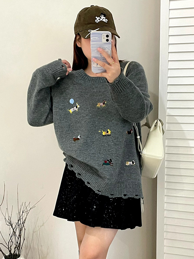 Large-sized embroidered puppy sweater for women, loose and laid-back knitted sweater for winter 2025, casual top for chubby girls 23258