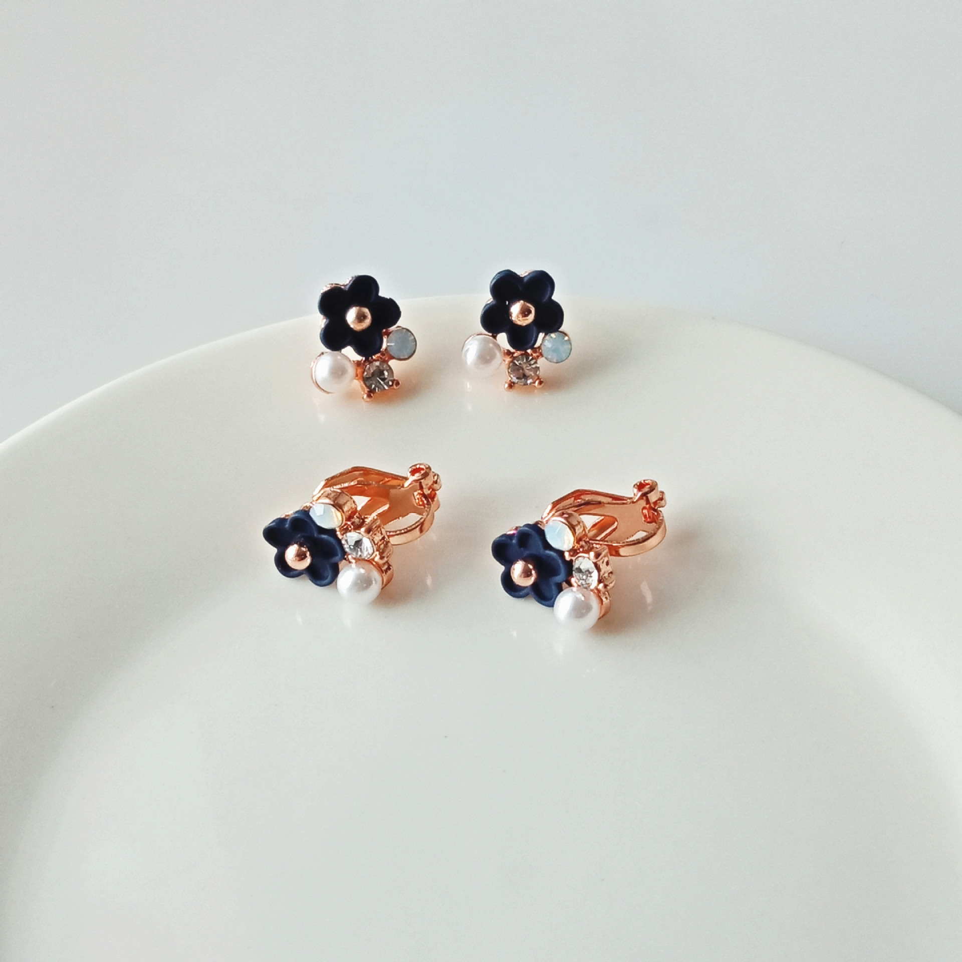 Fashion Flower Alloy Enamel Pearl Ear Studs display picture 1