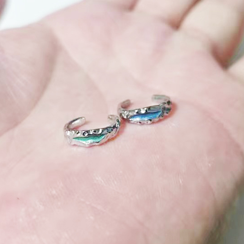 Pinza de hueso de oreja sin orificio de oreja verde menta para niños y mujeres estilo neutral pliegues irregulares pendientes de tendencia de moda