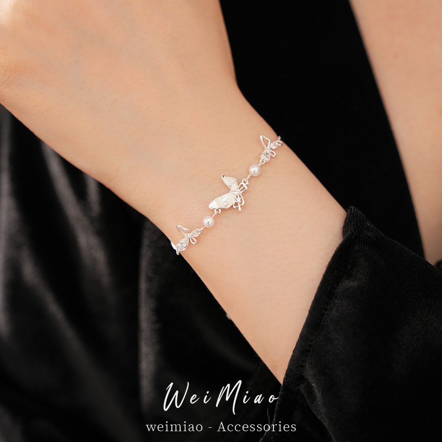 Pulsera de perlas de mariposa de marisco de marisco de piedra ligera de lujo de alto nivel de sensación de pulsera temperamento pequeño fresco y dulce joyería al por mayor