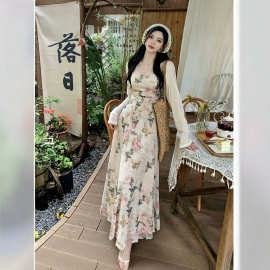 温柔风吊带连衣裙女夏季气质茶歇法式碎花小众设计感显瘦修身裙子