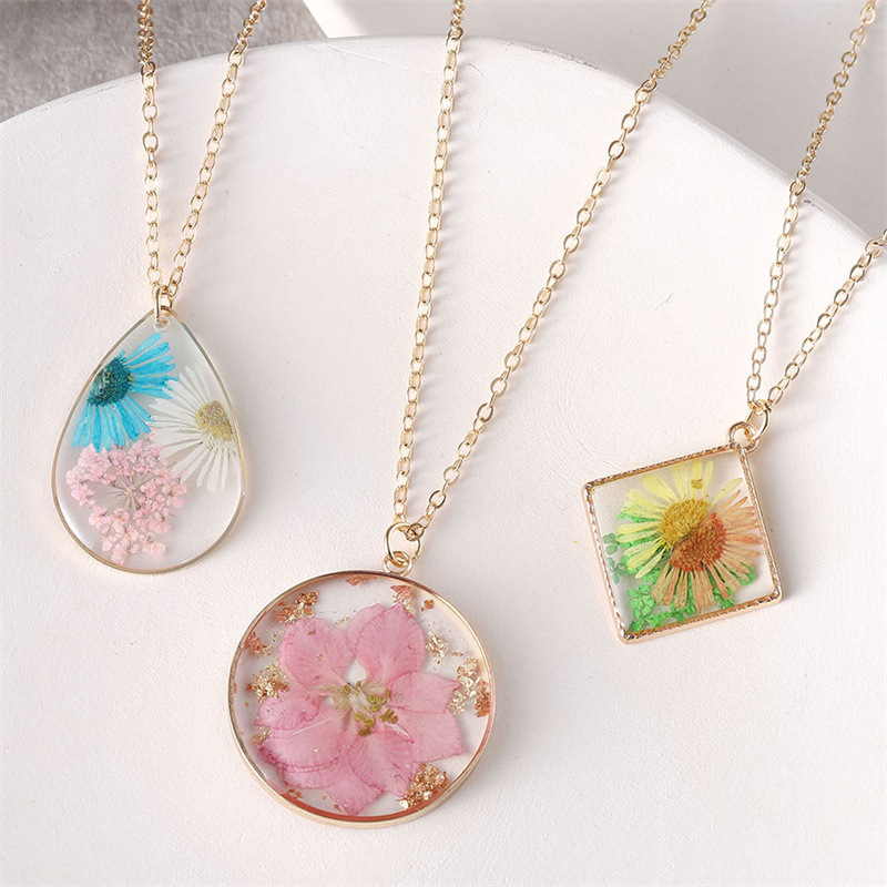 15g Weight Resin Pendant Material Pendant Necklace Classification Alloy Chain Material 1 Piece Quantity Casual Occasion Alloy, Resin Material Flower Pattern Unisex Gender Plating Design Pastoral, Simple Style Style Pastoral Simple Style Flower Alloy Resin Wholesale Pendant Necklace 8