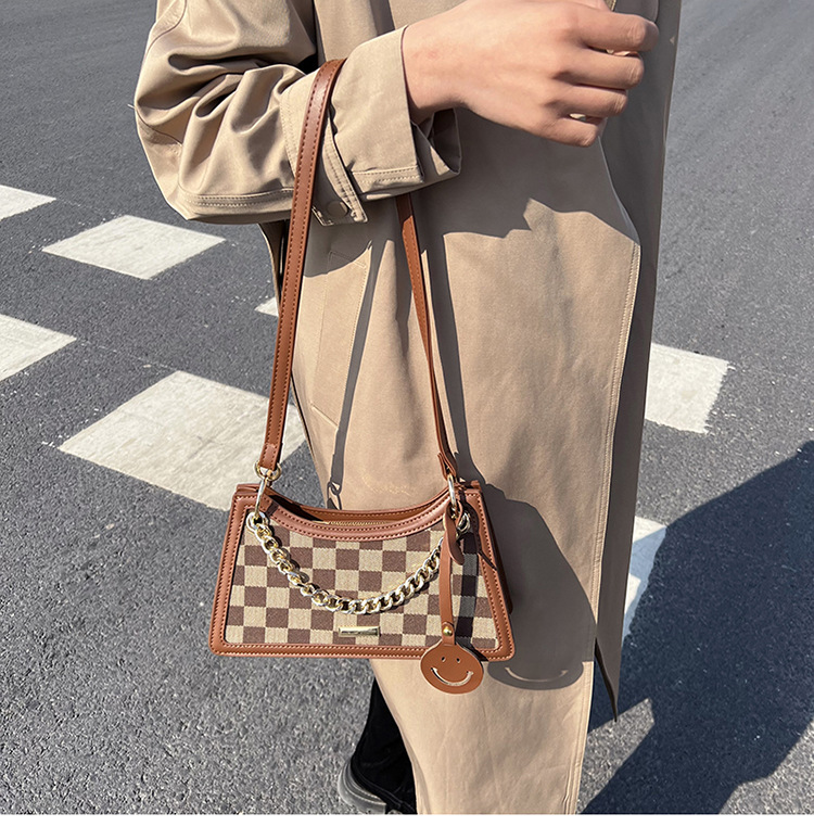 Fashion One-shoulder Messenger Bag Autumn And Winter Checkerboard Chain Baguette Bag display picture 4