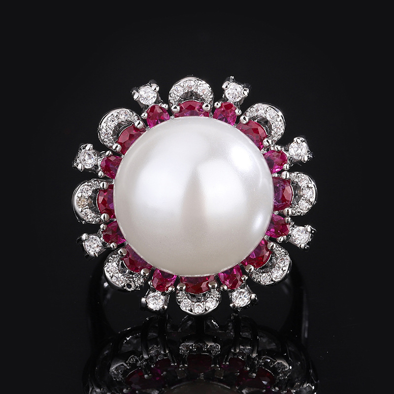 Anillo de cuentas blancas de corindón rojo