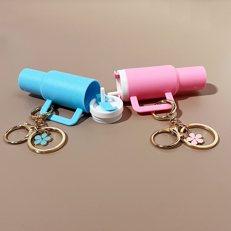 Nuevos productos transfronterizos Ice Ba Cup Keychain Stanley Stanley Colgante de llaver se puede colocar lápiz labial Colgante de flores