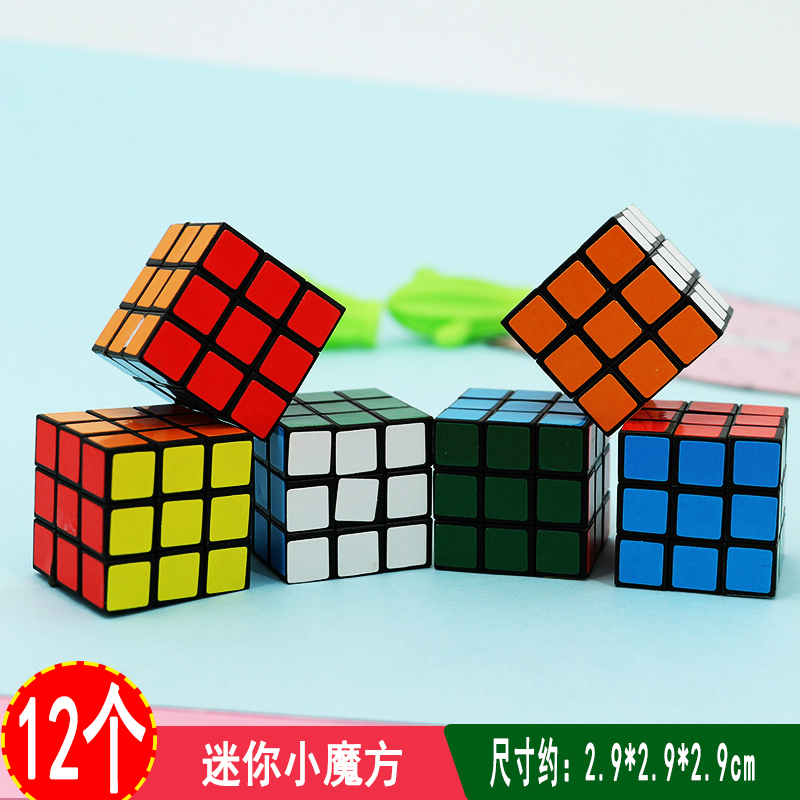 12 pequeños cubos de Rubik azules
