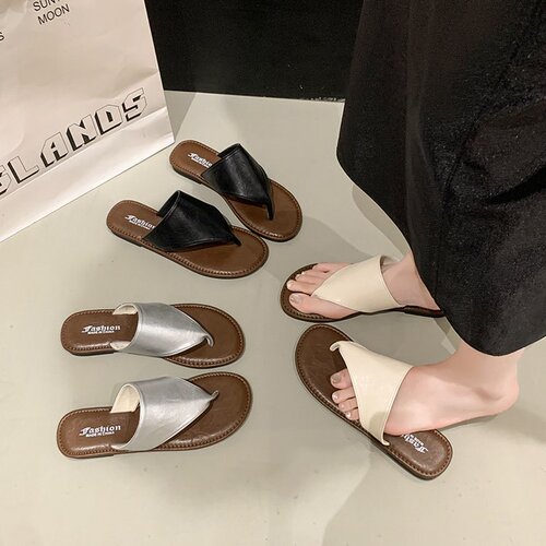Fashionable Outdoor Simple Flip-Flops Women's 2025 Summer Flat Sandals Niche Retro Elegant Thong Slippers