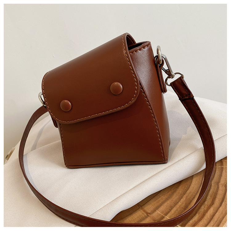 Women's Small Pu Leather Solid Color Vintage Style Magnetic Buckle Crossbody Bag display picture 29