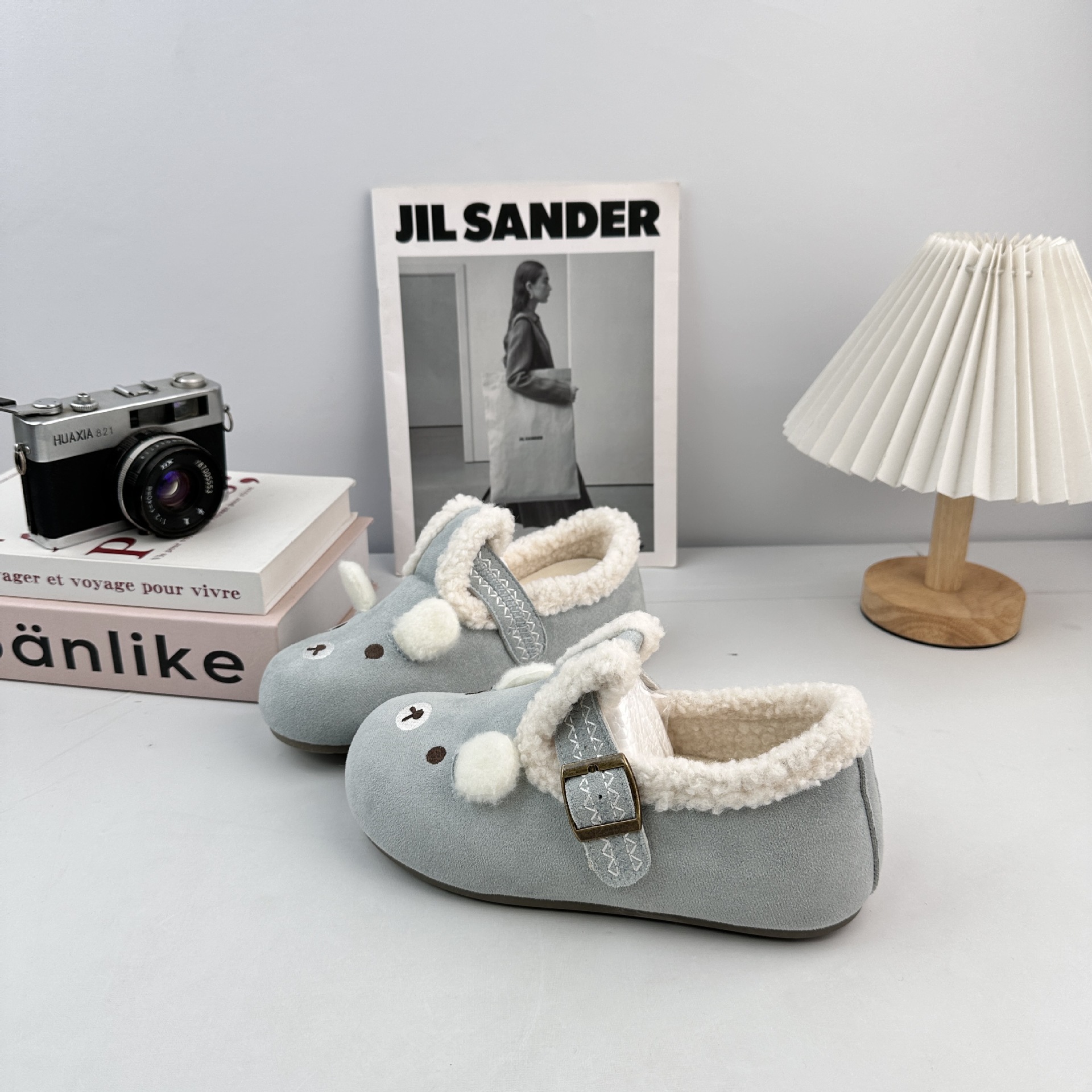 Zapatos de invierno de peluche calientes de ondas más lejos incluyen zapatos de algodón de dibujos animados con zapatos de peluche de peluche para mujeres