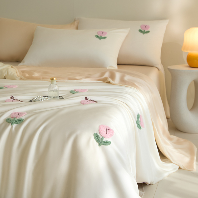 Ropa de cama de seda de hielo bordada con toalla de cuatro piezas, sábana fresca pequeña, funda de edredón, juego de tres piezas, ropa de cama de dormitorio fresca de verano