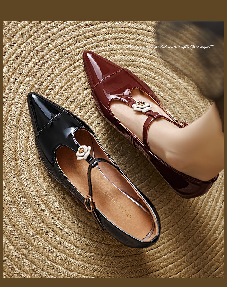 Giày cao gót mũi nhọn Mary Jane quai chữ T đính hoa sơn trà, gót 7 cm — màu đen, Rượu vang đỏ chi tiết 1