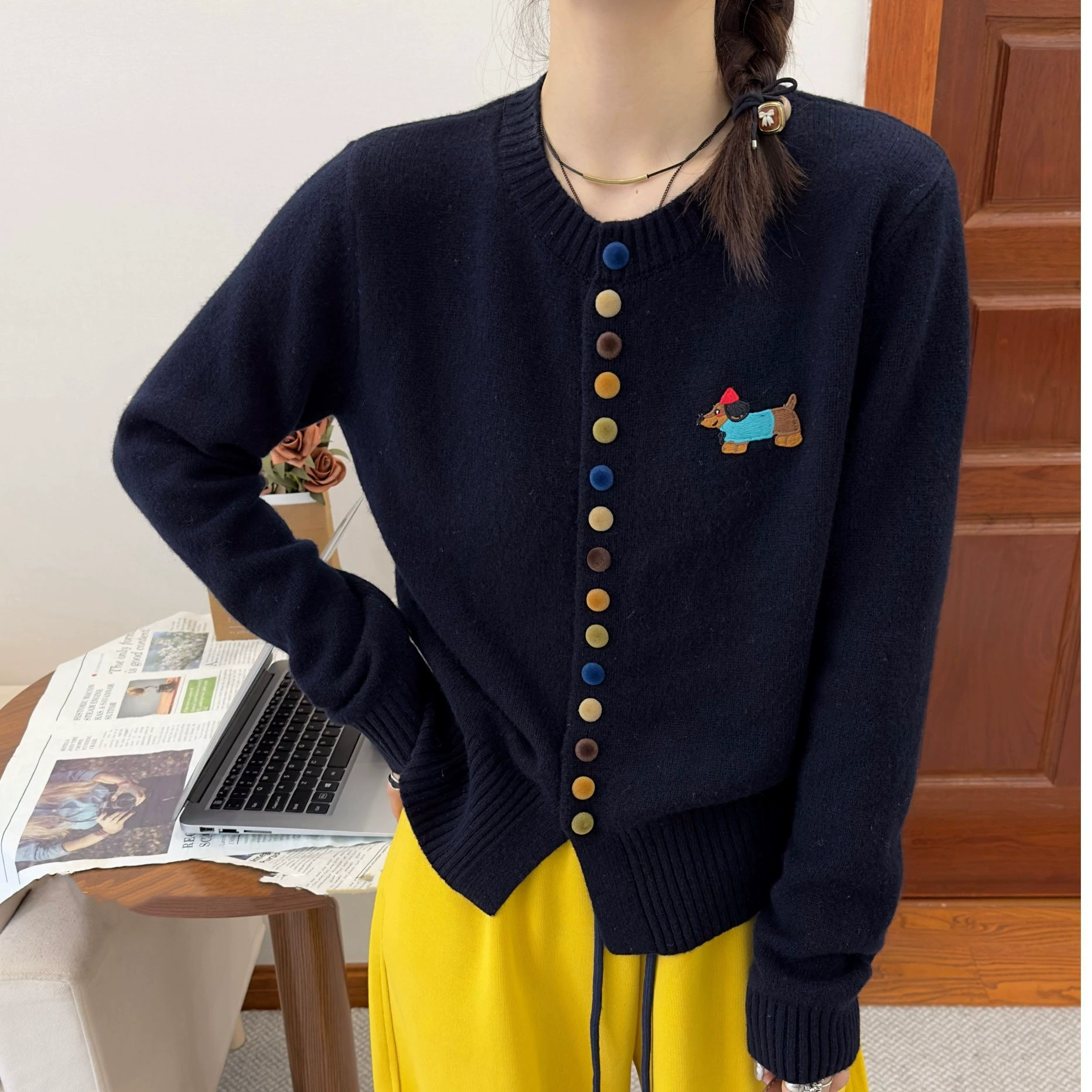 Большой размер женская вышитая цветная пряжка трикотажный кардиган осень-зима новый длинный рукав топ-свитер минус возраст