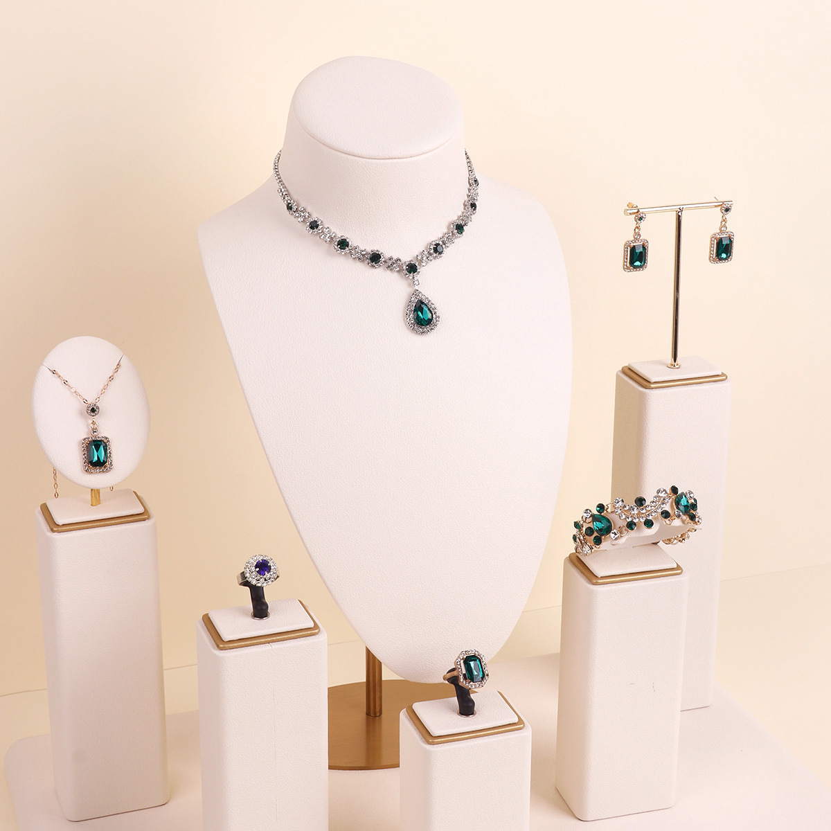 ��Ʒչʾ���װ׳����鱦���е�������������չʾ�ֱ��������ɼ�