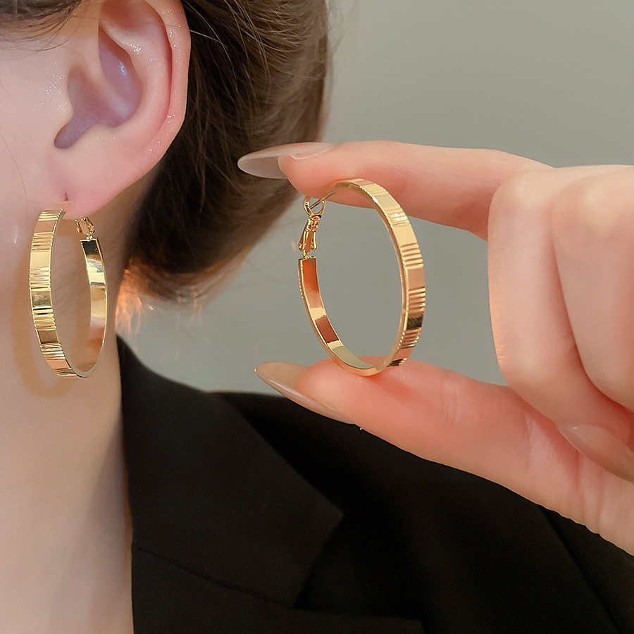 Pendientes geométricos de anillo simple de nuevo estilo transfronterizo de aguja de plata, sentido de diseño, pendientes de lujo simples y ligeros, pendientes de sentido de alta gama de moda al por mayor