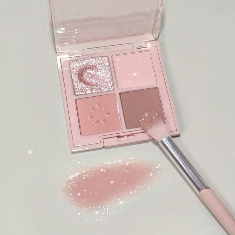 Nueva sombra de ojos de cuatro colores de chica caliente ligeramente borracha, lentejuelas mate, cemento, color tierra, baja saturación, estudiante novato, frío y barato