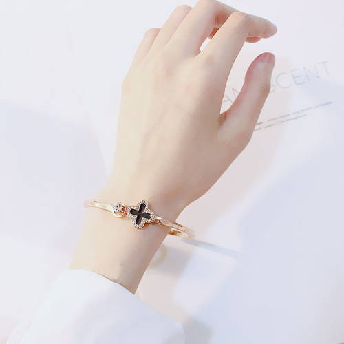 Fashionable and simple bracelet for women, four-leaf clover bracelet, watch matching, exclusive for cross-border accessories