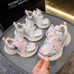 子供用スポーツシューズ、女の子用メッシュシューズ、2025年春秋の新しい通気性のあるカジュアルシューズ、多用途の柔らかい底の女の子用お父さん靴
