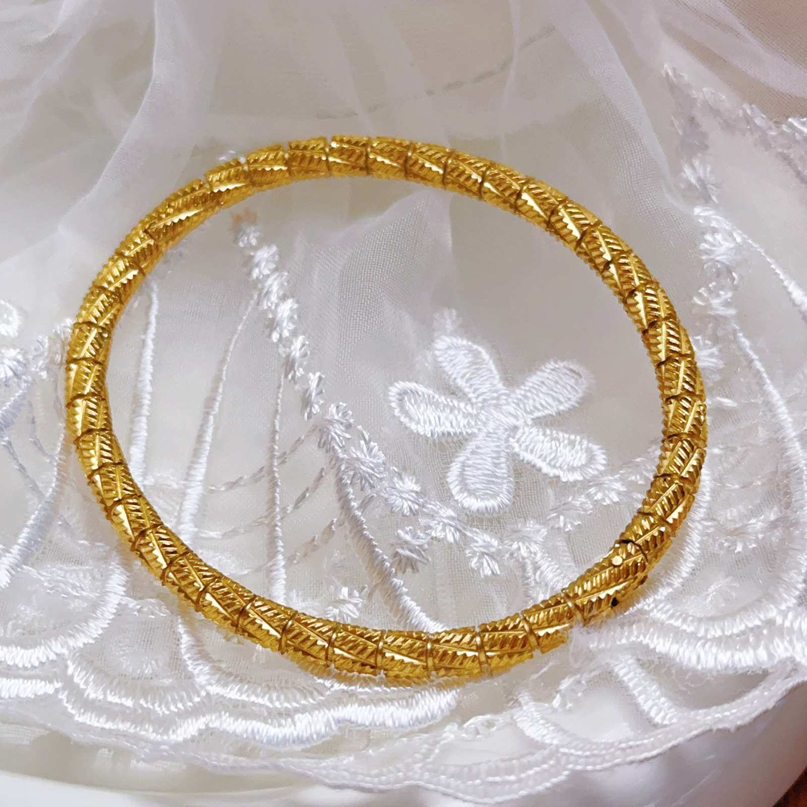 Pulsera de cilindro de textura de oro de 18k de galvanoplastia de acero inoxidable transfronterizo al por mayor de fábrica