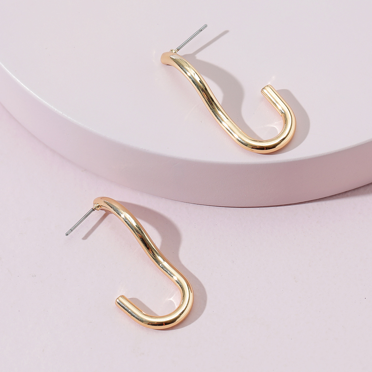 Qingdao Davey European And American Fashion Jewelry Metal Irregular Lines Eardrop Earring Girls Earrings Gold Plated display picture 1