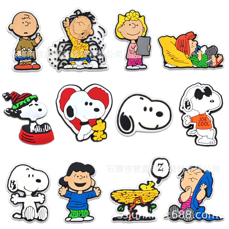 Snoopy hole shoes shoes flower DIY soft rubber decorative buckle shoe accessories SNOOPY shoes flower hole shoes shoe buckle