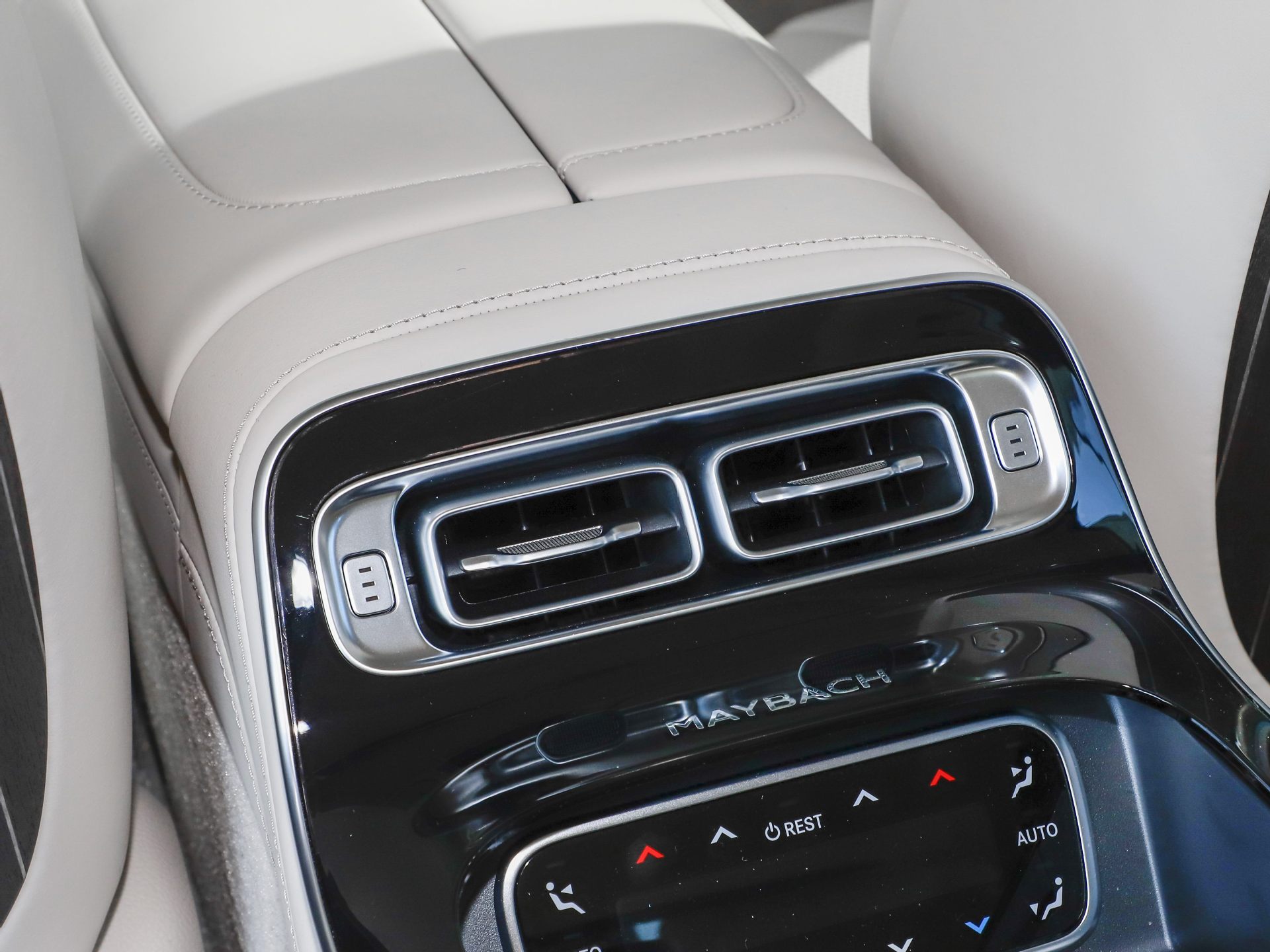 Suitable for Mercedes-Benz S-Class Air Outlet Paddle S400 Central Air Conditioning Air Outlet Bright Strip S450 S480 Grille Buckle
