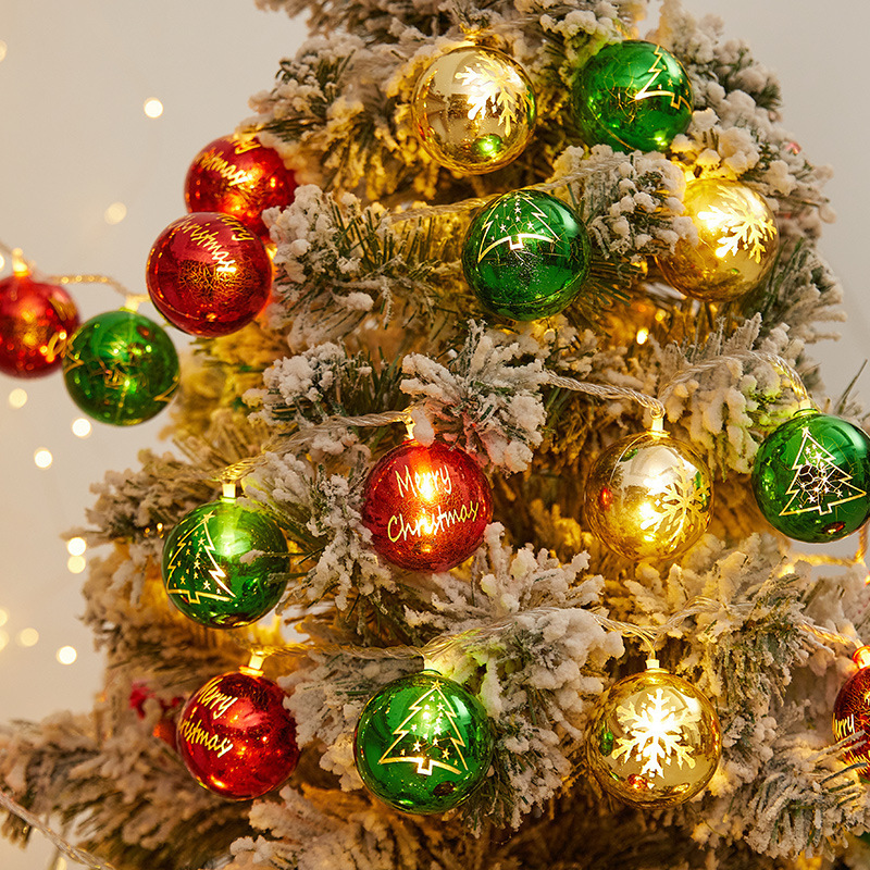 クリスマスの装飾の祝日は店舗のショーウインドーを飾ってシーンを飾ります。|undefined