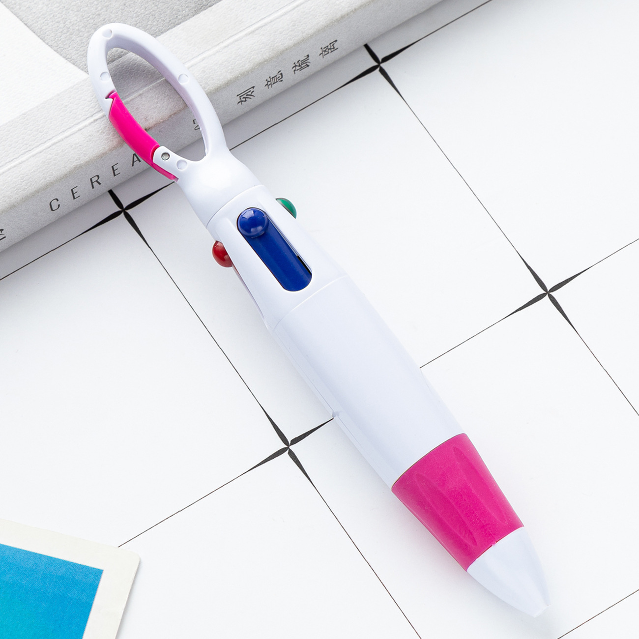 Botón de montaña de cuatro colores pulsar bolígrafo de plástico portátil bolígrafo de bolsillo se puede imprimir logotipo publicitario bolígrafo de regalo