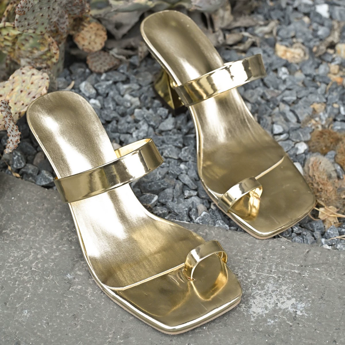 Женские летние босоножки 2025 года, квадратный носок, лакированная кожа, водонепроницаемые, на платформе, с ремешком, в стиле феи, на толстом высоком каблуке