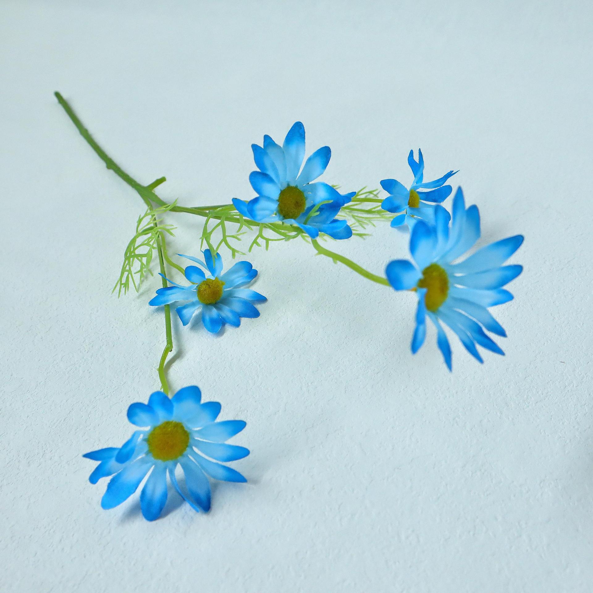 Crisantemo holandés artificial de 5 cabezas para decoración de bodas y hogar, accesorios para fotografía, flores artificiales pequeñas de margarita hechas a mano al por mayor.