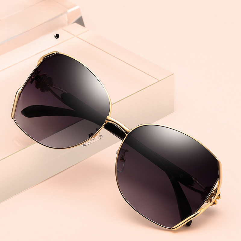 Polarized sunglasses for women 2024 new European and American elegant four-leaf clover diamond-embedded metal sunglasses with glasses_voghion.com