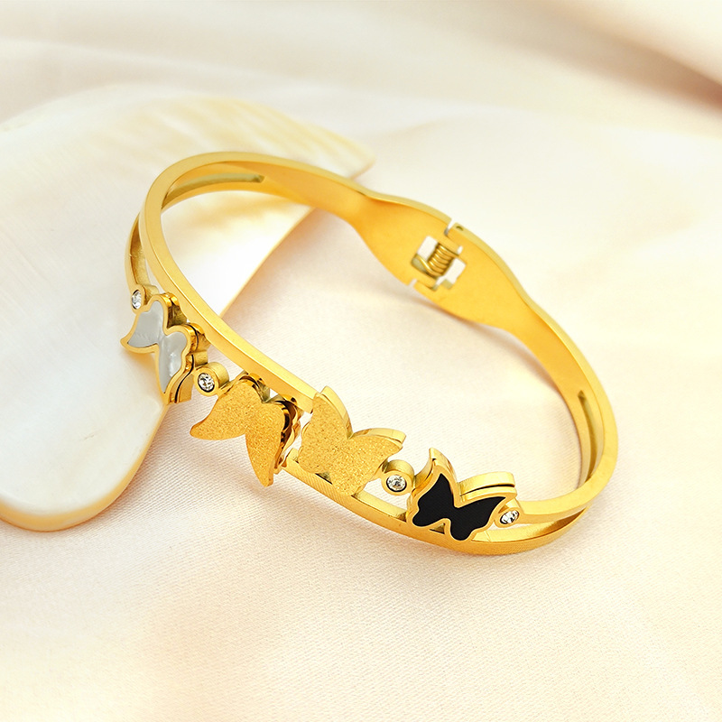 Xiyin Fashion Versión coreana de pulsera de acero de titanio Apertura de mariposa Pulsera simple Apertura de resorte No se desvanece Joyas transfronterizas