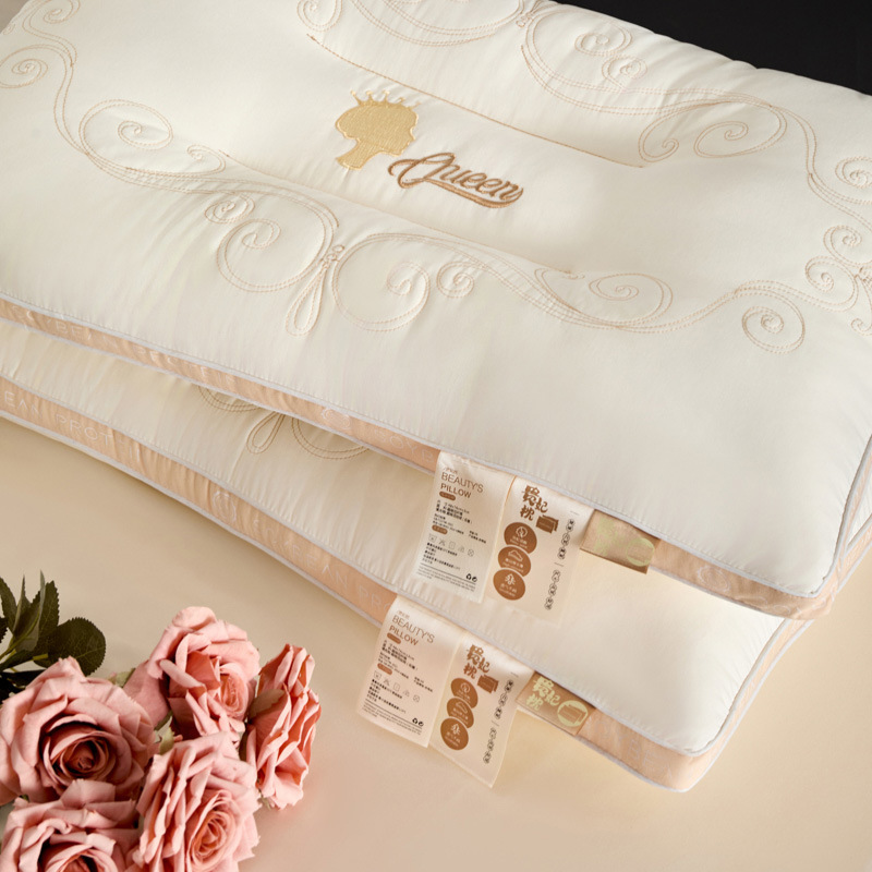 Un par de almohadas para la protección de la columna cervical en el hogar para ayudar a dormir. Dormitorio de estudiantes. Las niñas duermen cómodamente. Almohada baja individual