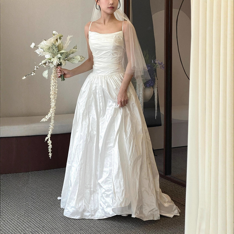 Korean-Style Light Wedding Dress with Spaghetti Straps, Simple Tulle Skirt, Niche Design with a High-End Feel, Suitable for Welcoming Guests, with a Small Train