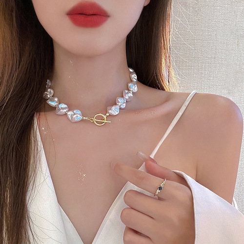 Baroque Alien Imitation Pearl Necklace for Women, Sensual Elegance, French Minimalist Retro OT Clasp Imitation Pearl Lockchain