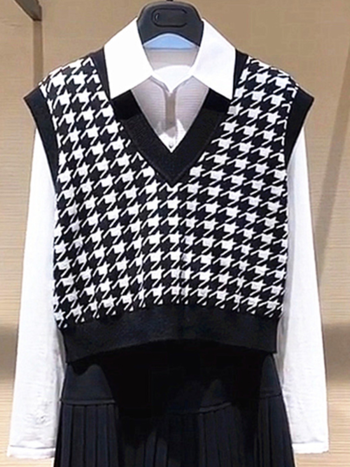 Nuevo chaleco de punto de lana sin mangas con cuello en V, versátil, en blanco y negro con estampado de pata de gallo, para mujer, de la colección de ropa femenina de Brother para la primavera y el otoño de 2024.