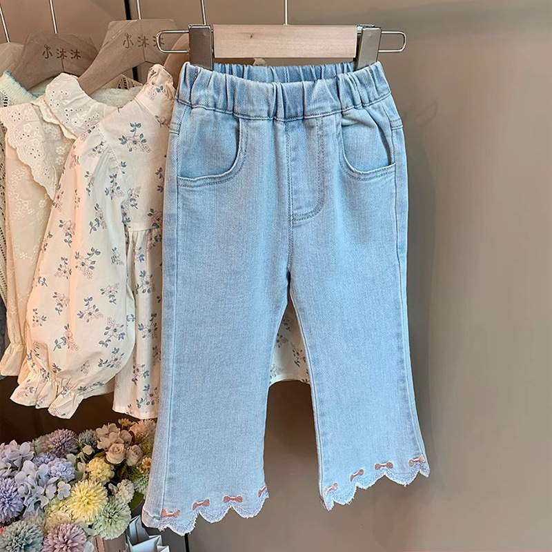 Niñas de primavera 2026 nuevos pantalones de boquilla de vaqueros primavera y otoño pantalones de bebé de estilo extranjero pantalones largos