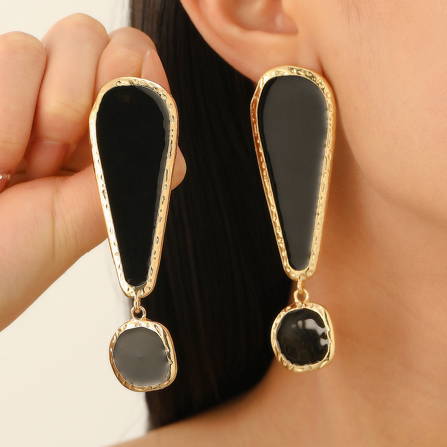 Retro geometric elegant fashionable black earrings