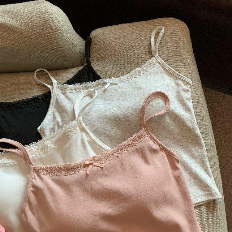 ギャルレースのレースストラップベストの女性は蝶結びの胸のクッションを持っています。|undefined